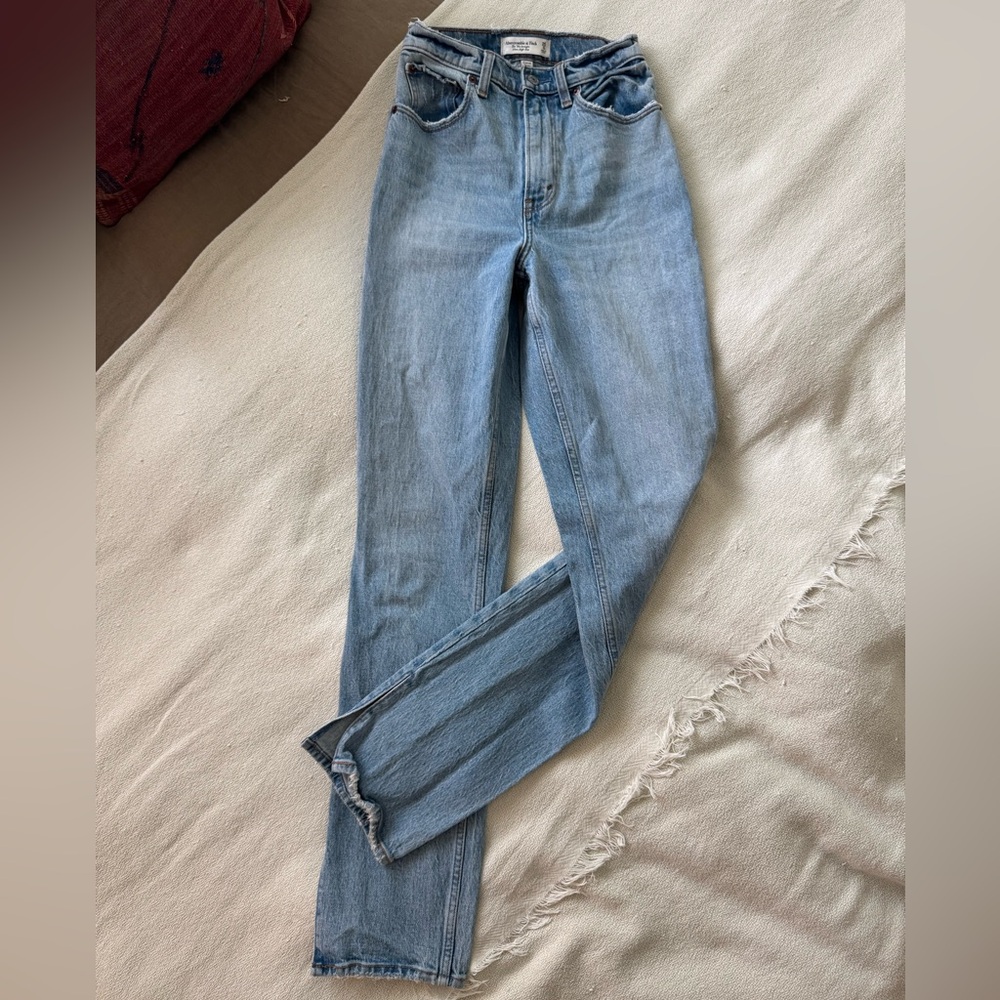 Abercrombie The 90's Straight Ultra High Rise